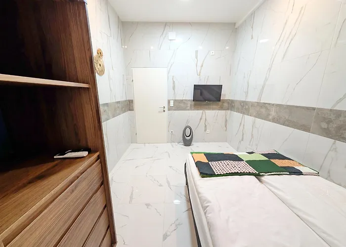 Elegant In Prime Location Steps From Danube & Prater Yb4